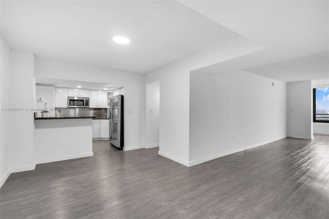 For Rent: $3,700 (1 beds, 2 baths, 930 Square Feet)