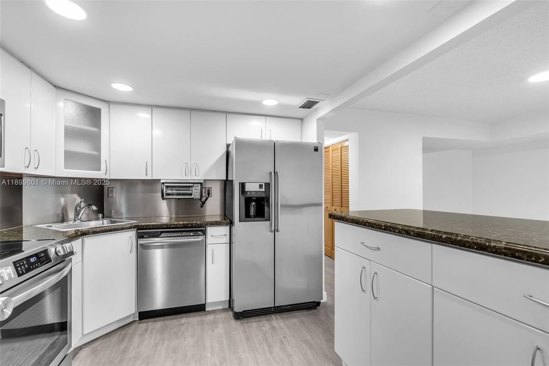 For Rent: $3,700 (1 beds, 2 baths, 930 Square Feet)