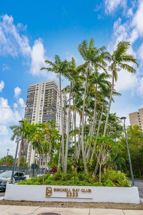 For Rent: $3,700 (1 beds, 2 baths, 930 Square Feet)