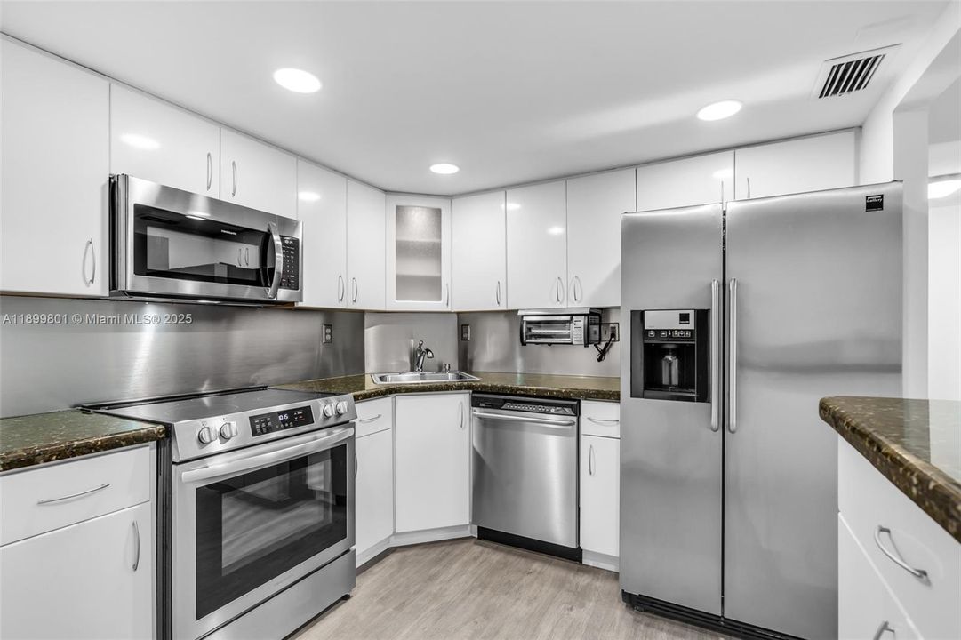 For Rent: $3,700 (1 beds, 2 baths, 930 Square Feet)