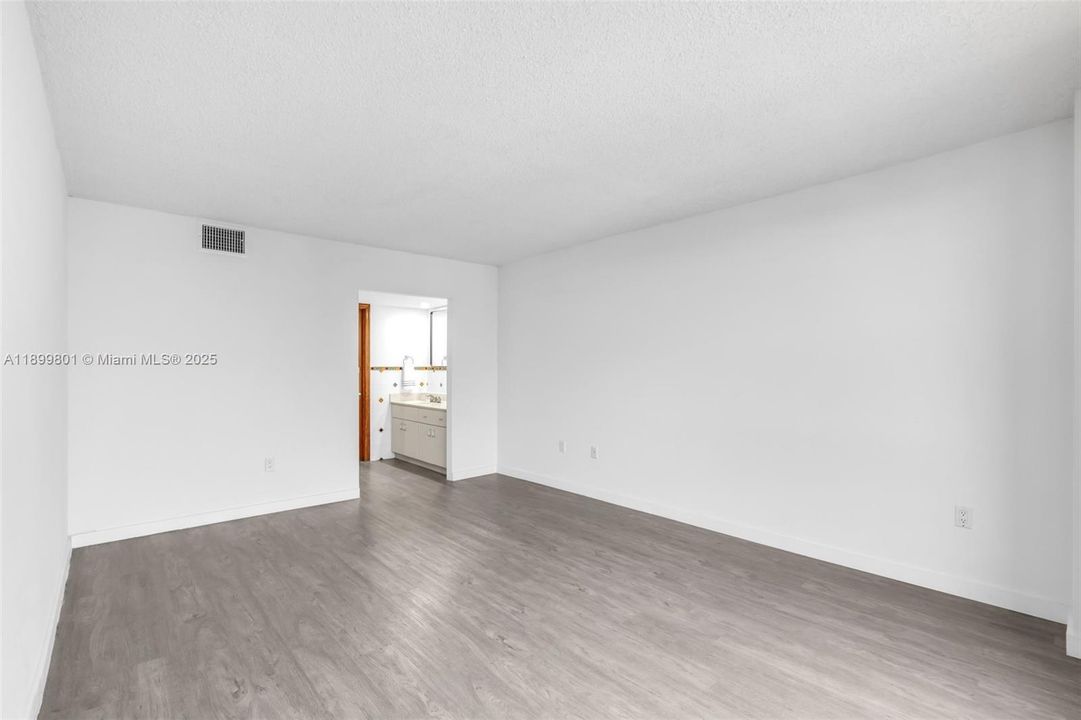 For Rent: $3,700 (1 beds, 2 baths, 930 Square Feet)