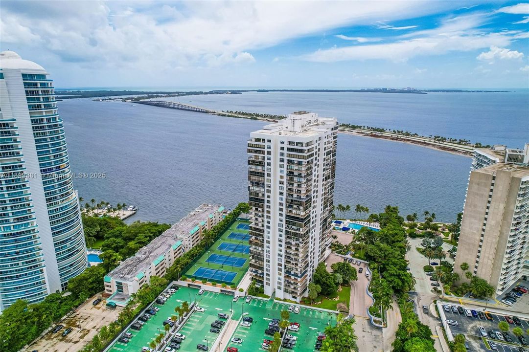 For Rent: $3,700 (1 beds, 2 baths, 930 Square Feet)