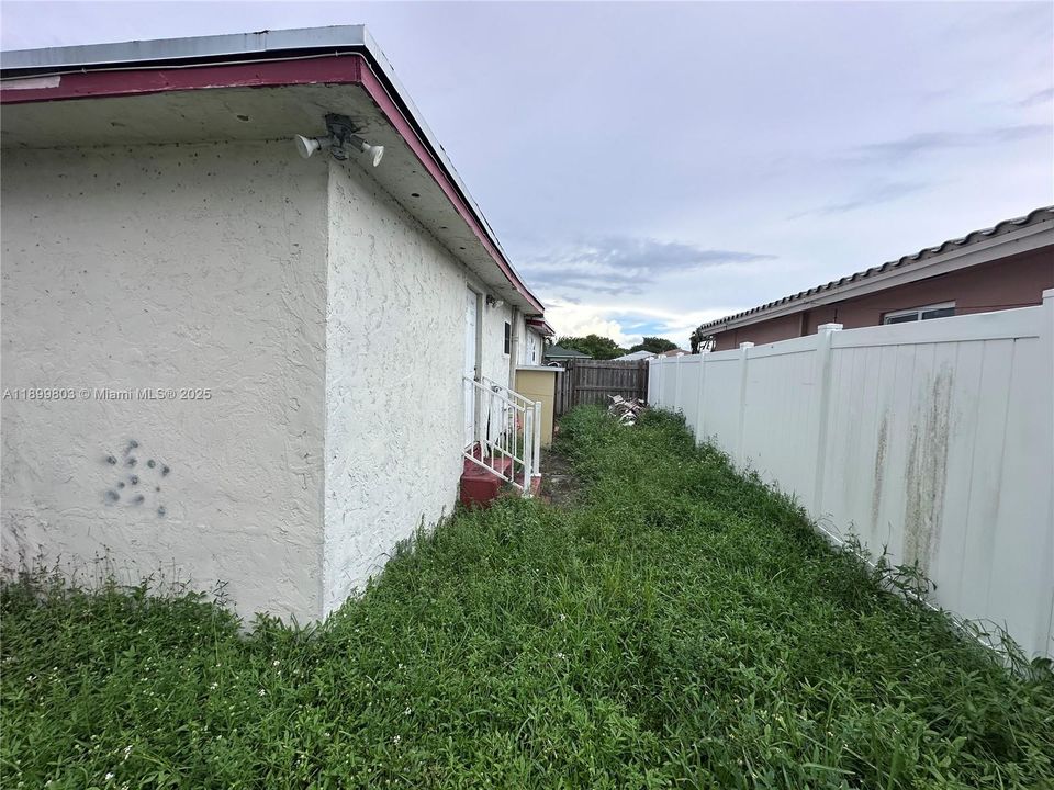 合同活跃: $239,950 (3 贝兹, 2 浴室, 1188 平方英尺)