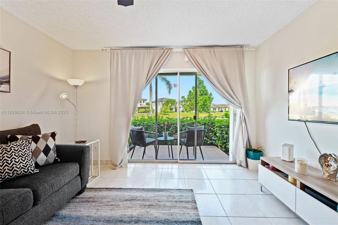 Active With Contract: $2,300 (2 beds, 2 baths, 1037 Square Feet)