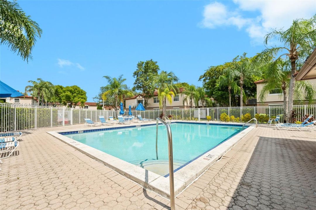 Active With Contract: $2,300 (2 beds, 2 baths, 1037 Square Feet)