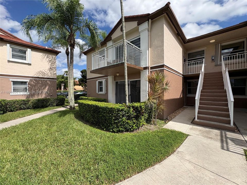 Active With Contract: $2,300 (2 beds, 2 baths, 1037 Square Feet)
