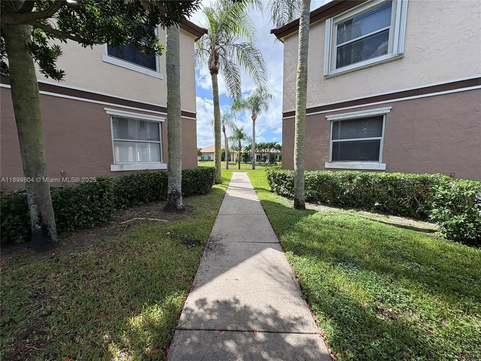 Active With Contract: $2,300 (2 beds, 2 baths, 1037 Square Feet)
