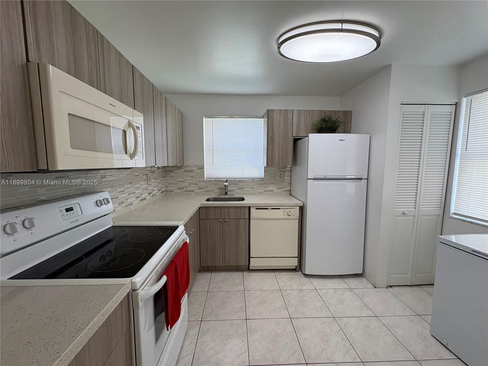Active With Contract: $2,300 (2 beds, 2 baths, 1037 Square Feet)