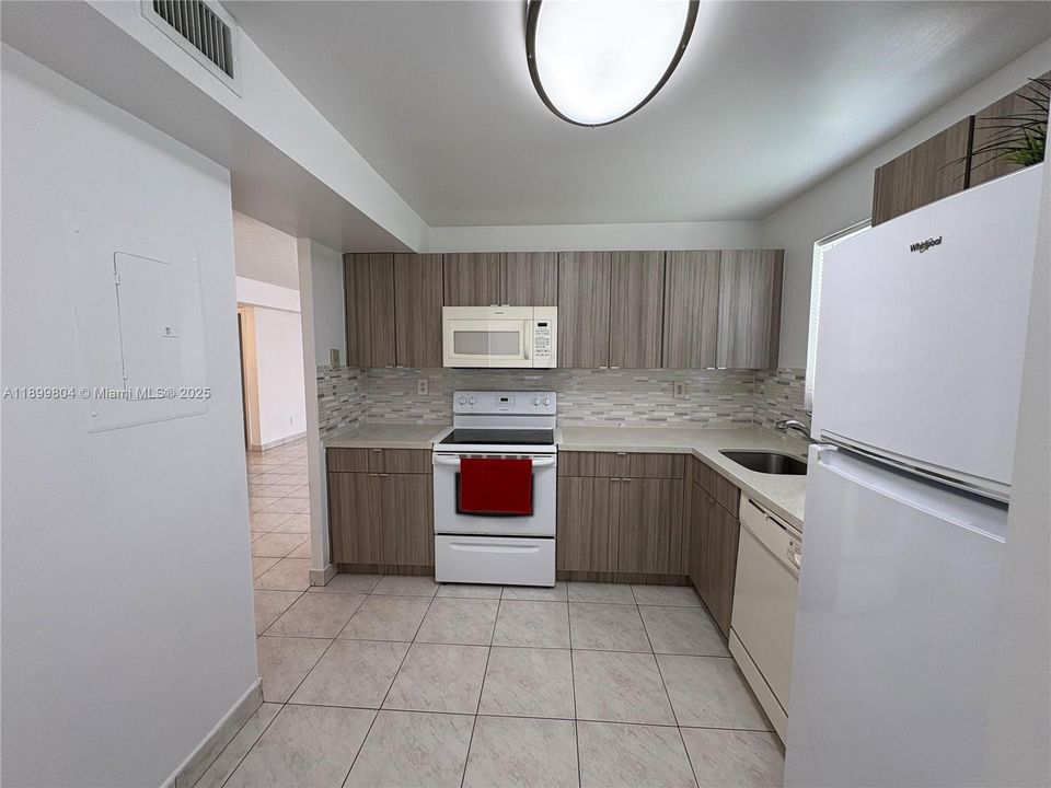 Active With Contract: $2,300 (2 beds, 2 baths, 1037 Square Feet)