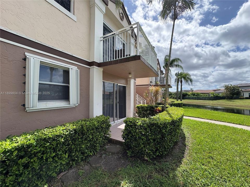 Active With Contract: $2,300 (2 beds, 2 baths, 1037 Square Feet)