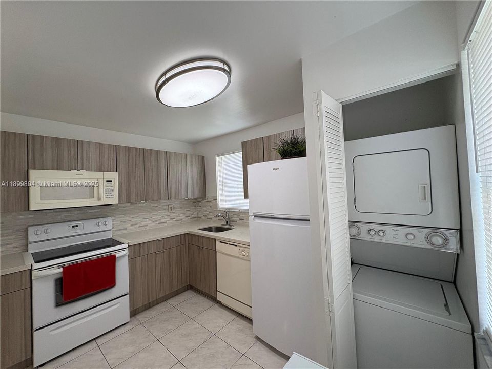 Active With Contract: $2,300 (2 beds, 2 baths, 1037 Square Feet)