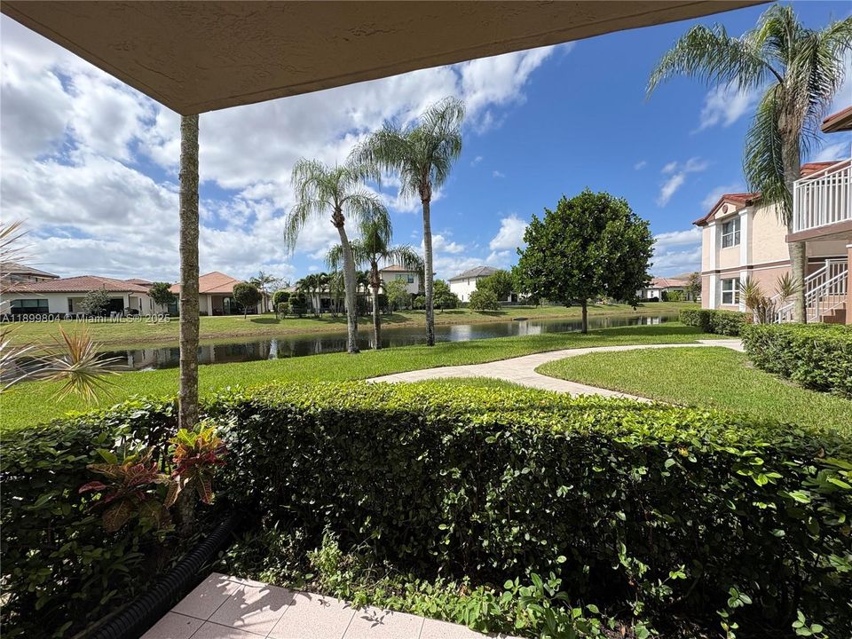 Active With Contract: $2,300 (2 beds, 2 baths, 1037 Square Feet)