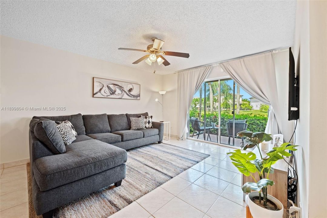 Active With Contract: $2,300 (2 beds, 2 baths, 1037 Square Feet)