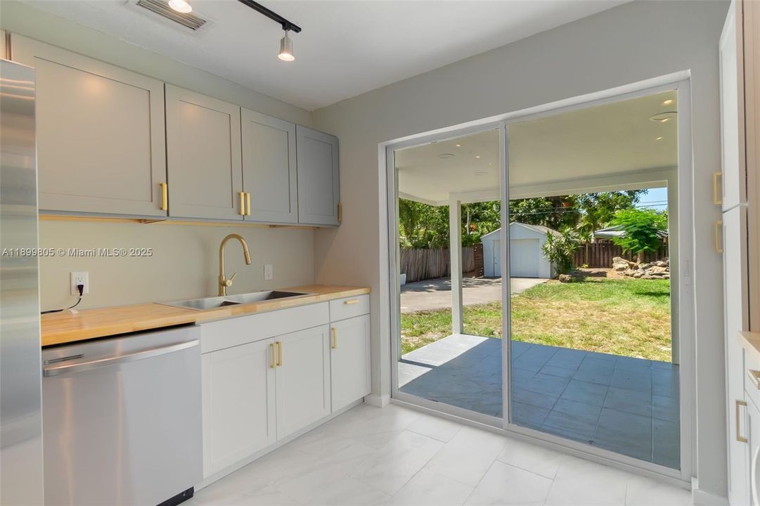 For Sale: $799,000 (3 beds, 1 baths, 928 Square Feet)