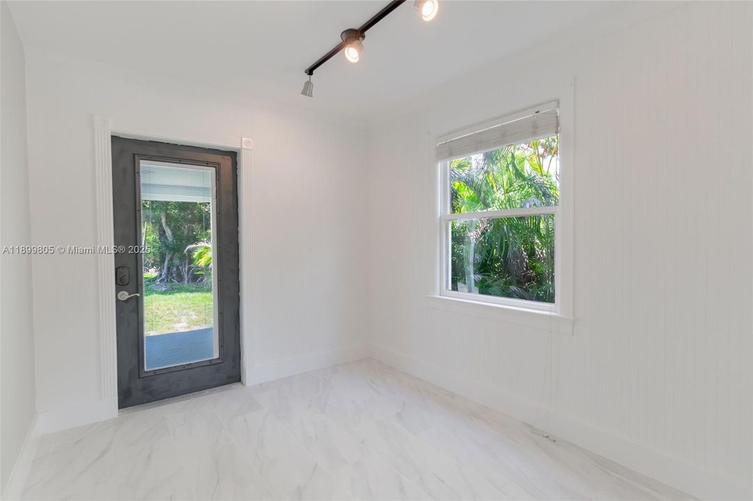 For Sale: $799,000 (3 beds, 1 baths, 928 Square Feet)