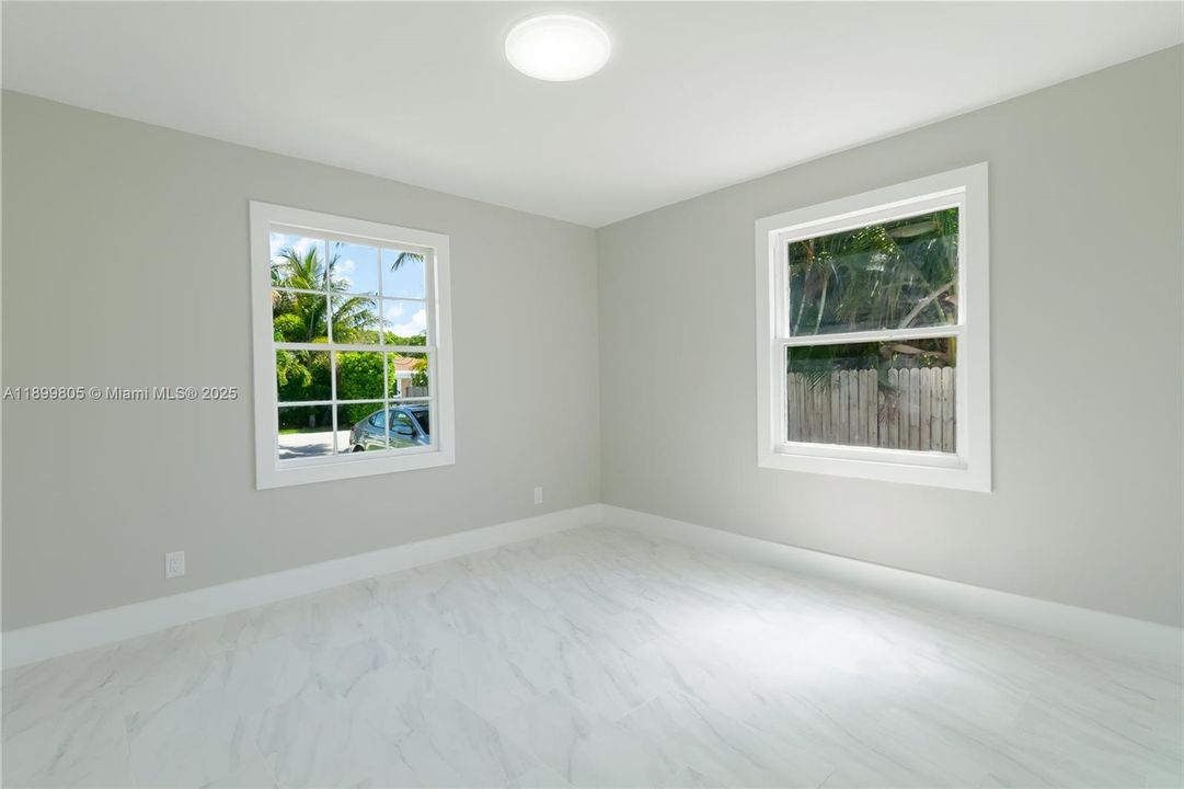 For Sale: $799,000 (3 beds, 1 baths, 928 Square Feet)