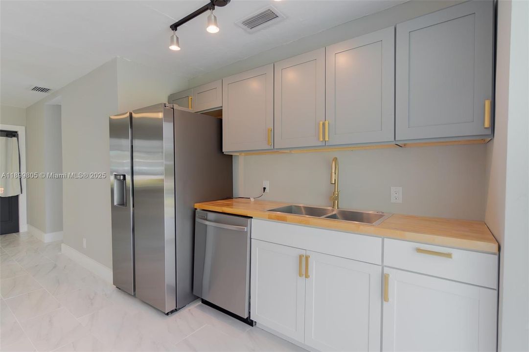 For Sale: $799,000 (3 beds, 1 baths, 928 Square Feet)