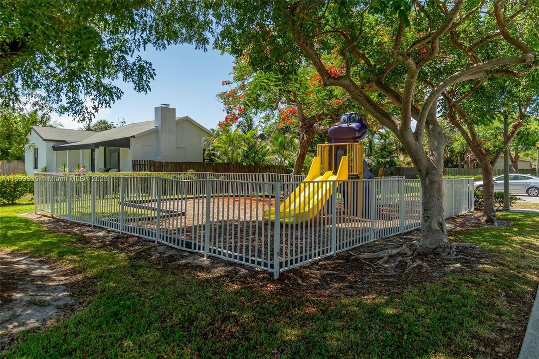 For Sale: $799,000 (3 beds, 1 baths, 928 Square Feet)