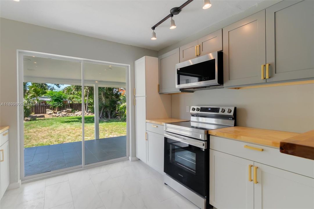 For Sale: $799,000 (3 beds, 1 baths, 928 Square Feet)