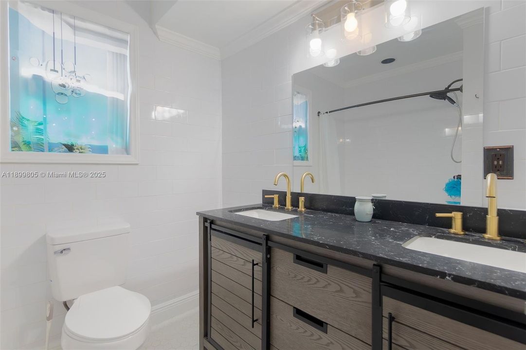 For Sale: $799,000 (3 beds, 1 baths, 928 Square Feet)