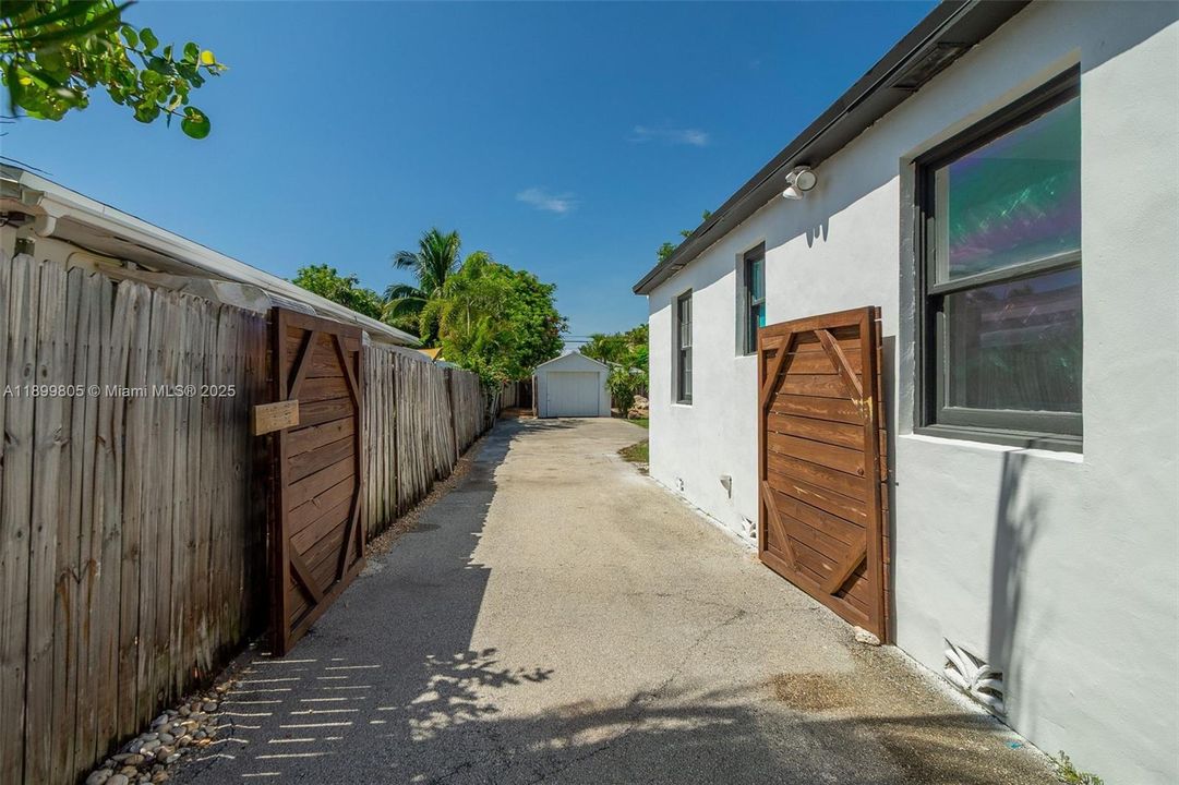 For Sale: $799,000 (3 beds, 1 baths, 928 Square Feet)