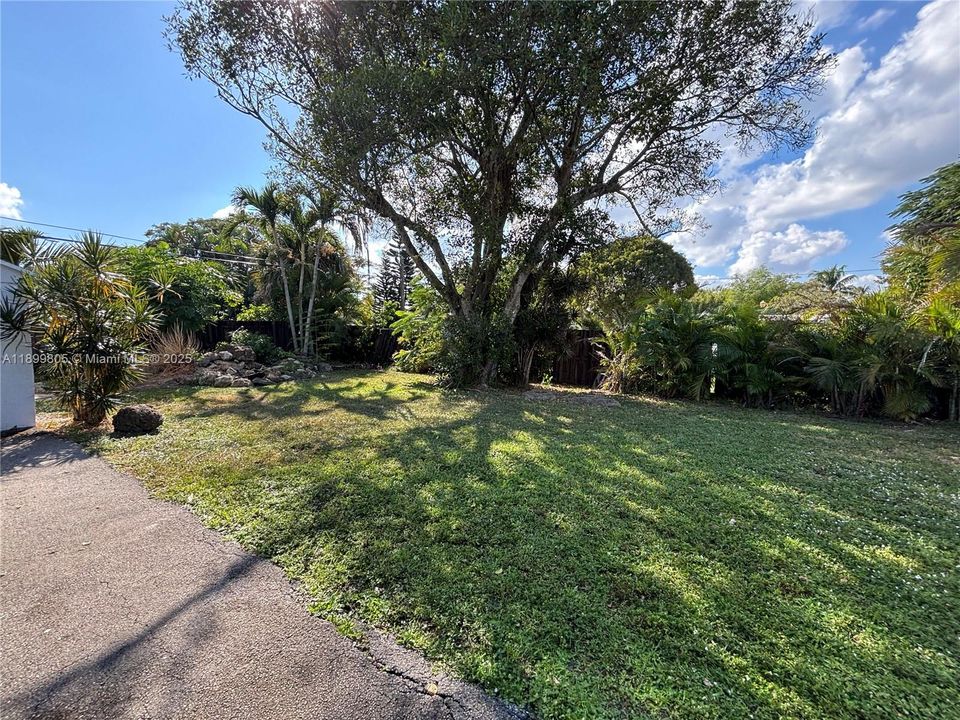 For Sale: $799,000 (3 beds, 1 baths, 928 Square Feet)