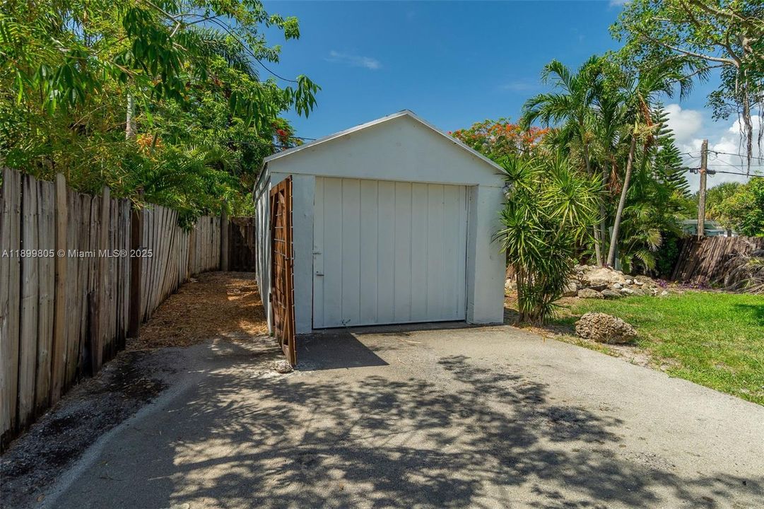 For Sale: $799,000 (3 beds, 1 baths, 928 Square Feet)