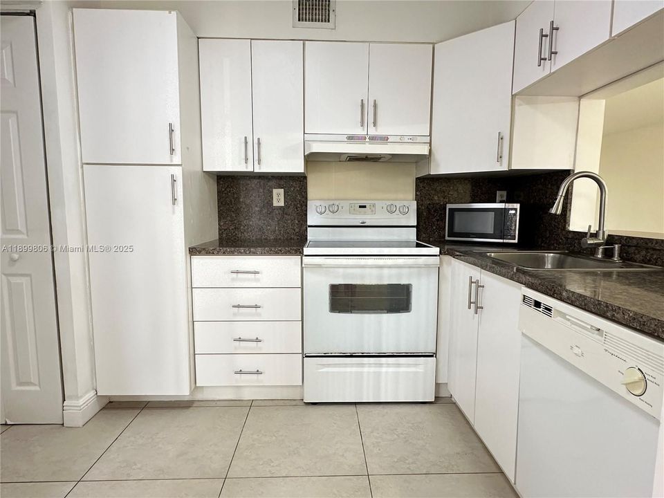 Recently Rented: $2,450 (2 beds, 2 baths, 1224 Square Feet)