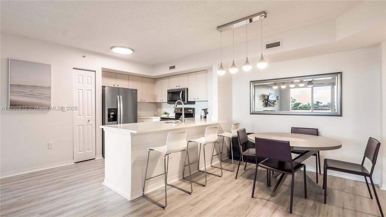 For Sale: $400,000 (2 beds, 2 baths, 1071 Square Feet)