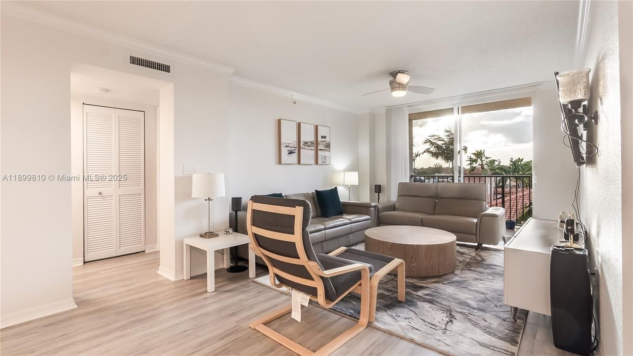 For Sale: $400,000 (2 beds, 2 baths, 1071 Square Feet)