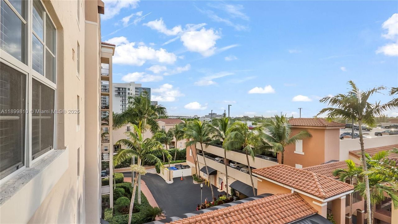 For Sale: $400,000 (2 beds, 2 baths, 1071 Square Feet)