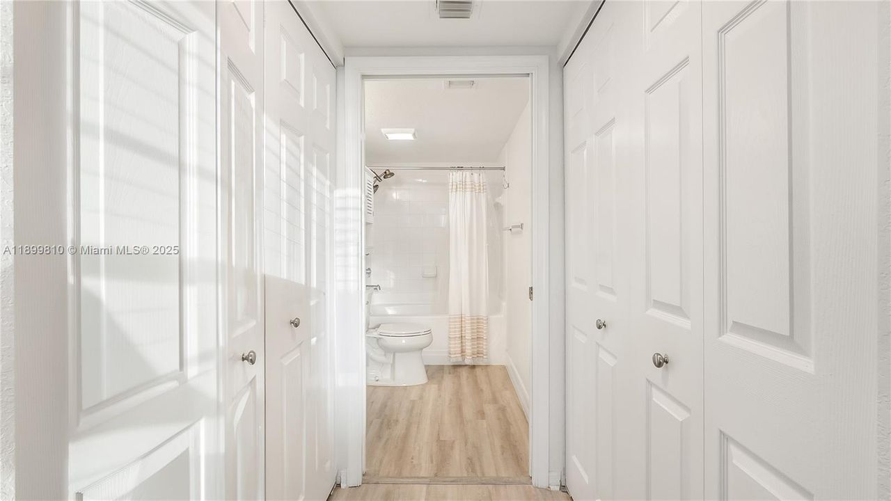 For Sale: $400,000 (2 beds, 2 baths, 1071 Square Feet)