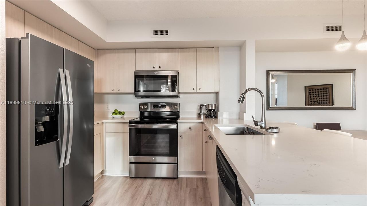 For Sale: $400,000 (2 beds, 2 baths, 1071 Square Feet)