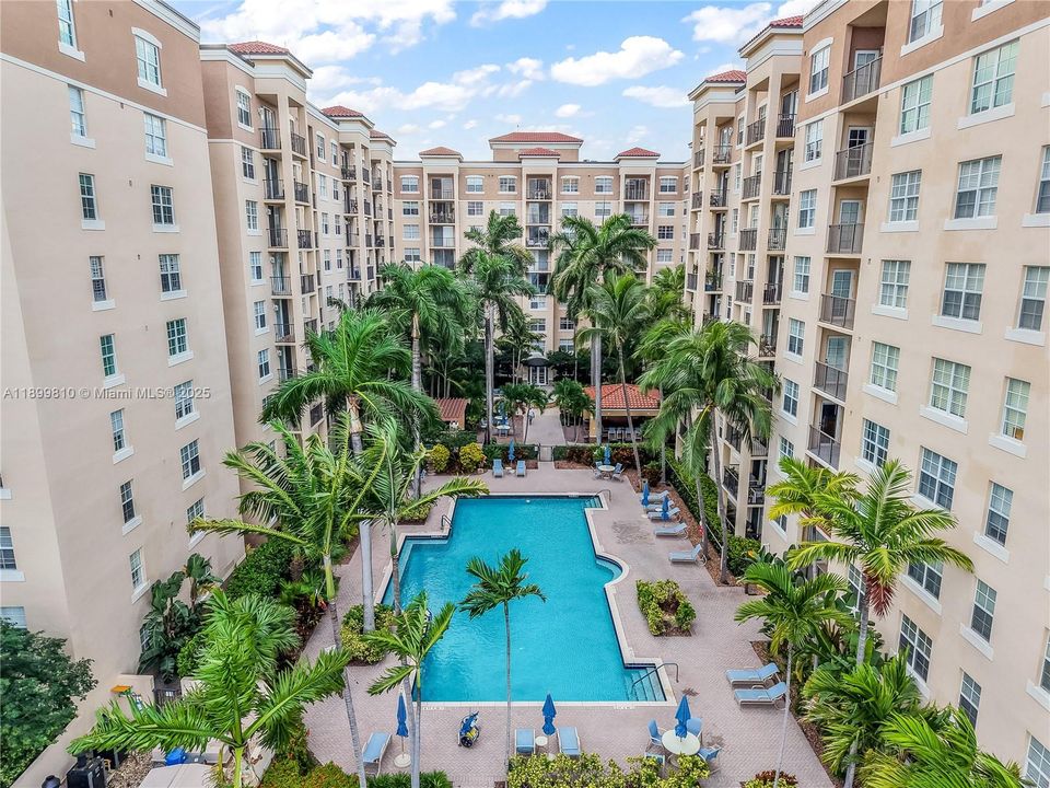 For Sale: $400,000 (2 beds, 2 baths, 1071 Square Feet)