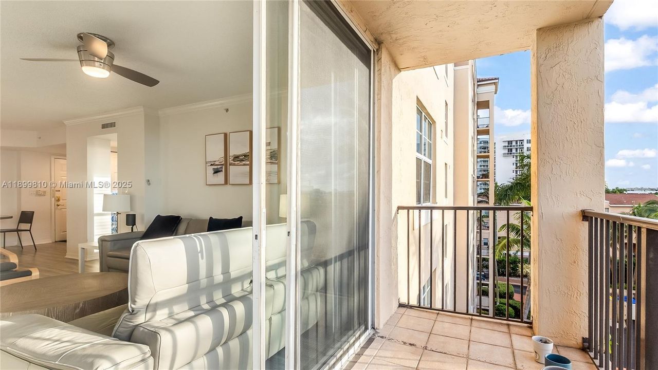 For Sale: $400,000 (2 beds, 2 baths, 1071 Square Feet)