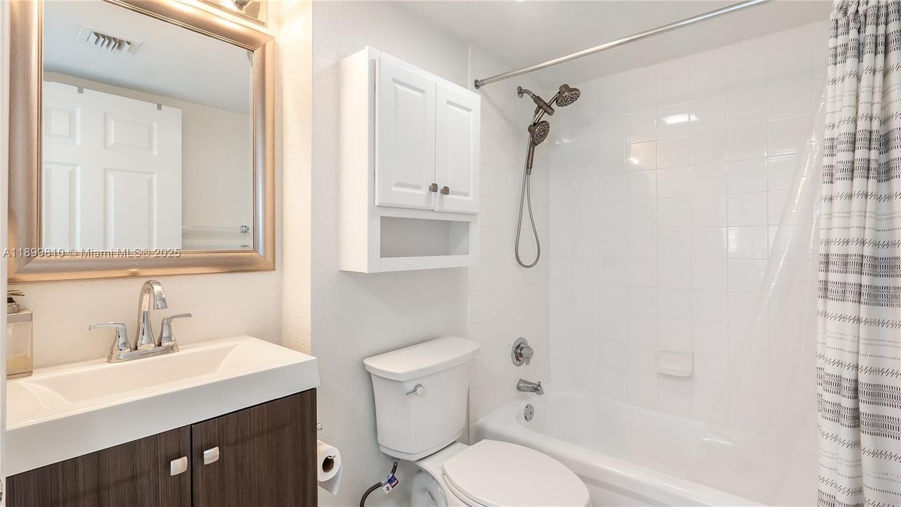 For Sale: $400,000 (2 beds, 2 baths, 1071 Square Feet)