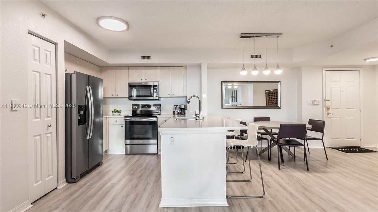 For Sale: $400,000 (2 beds, 2 baths, 1071 Square Feet)