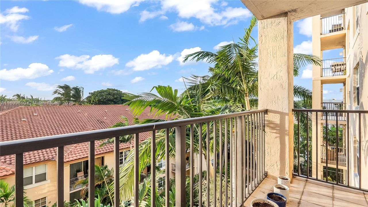 For Sale: $400,000 (2 beds, 2 baths, 1071 Square Feet)