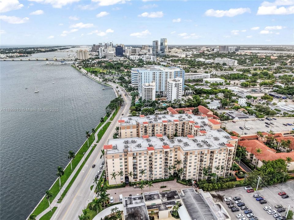 For Sale: $400,000 (2 beds, 2 baths, 1071 Square Feet)