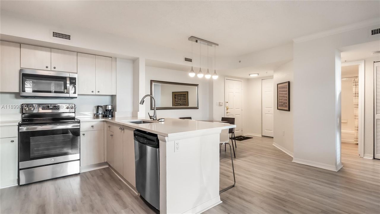 For Sale: $400,000 (2 beds, 2 baths, 1071 Square Feet)