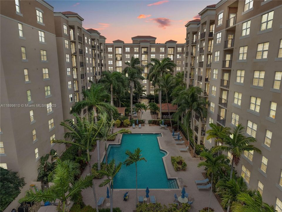 For Sale: $400,000 (2 beds, 2 baths, 1071 Square Feet)