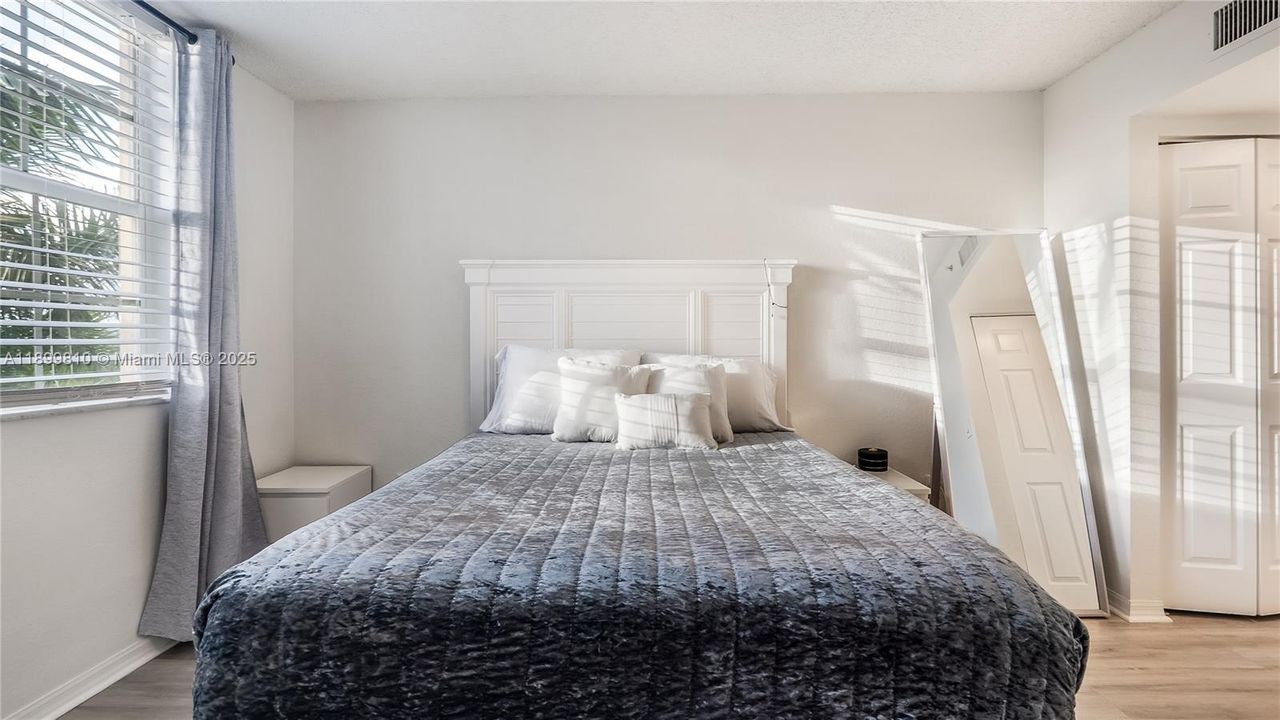 For Sale: $400,000 (2 beds, 2 baths, 1071 Square Feet)