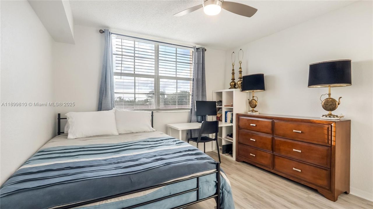 For Sale: $400,000 (2 beds, 2 baths, 1071 Square Feet)