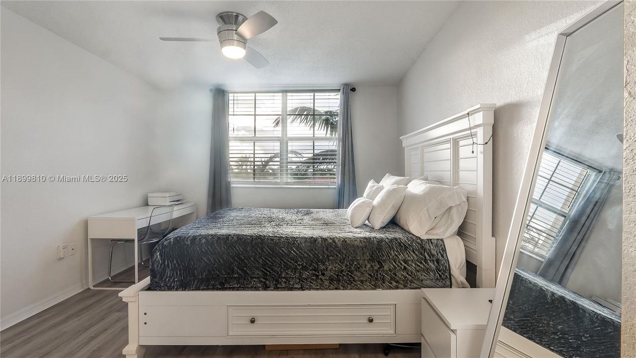 For Sale: $400,000 (2 beds, 2 baths, 1071 Square Feet)