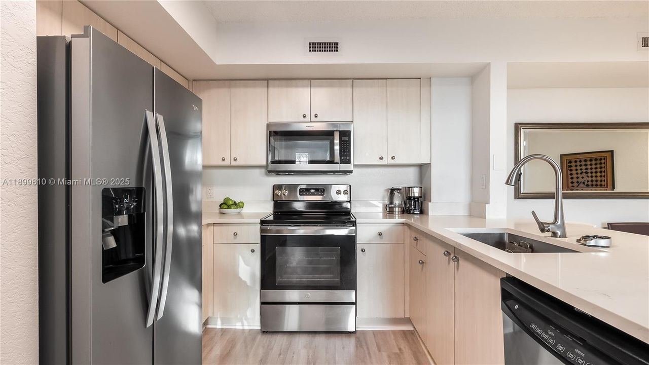 For Sale: $400,000 (2 beds, 2 baths, 1071 Square Feet)