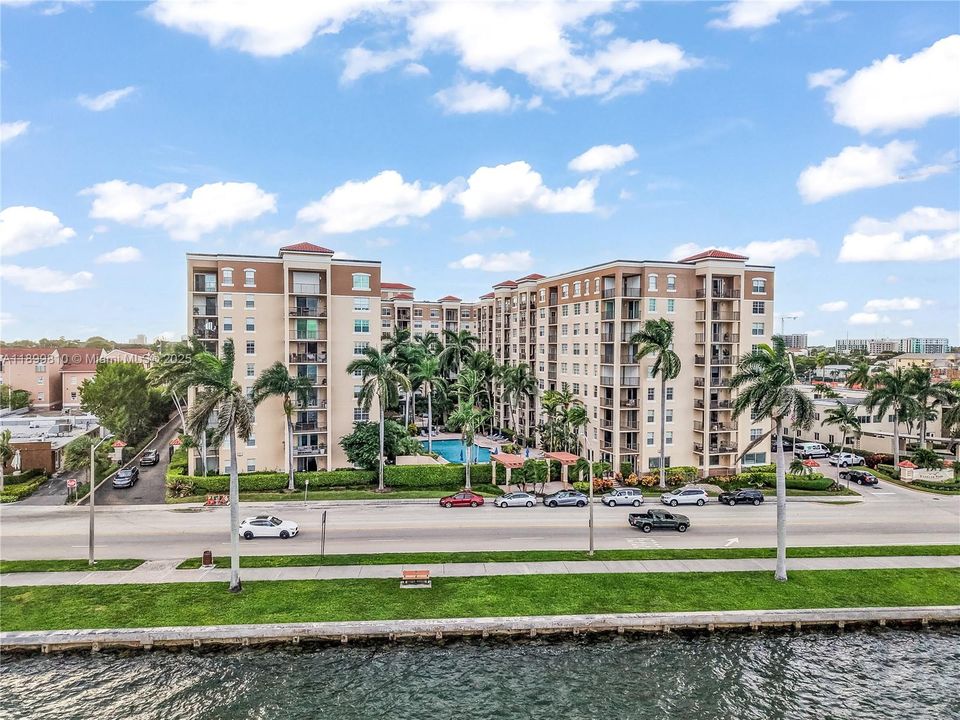 For Sale: $400,000 (2 beds, 2 baths, 1071 Square Feet)