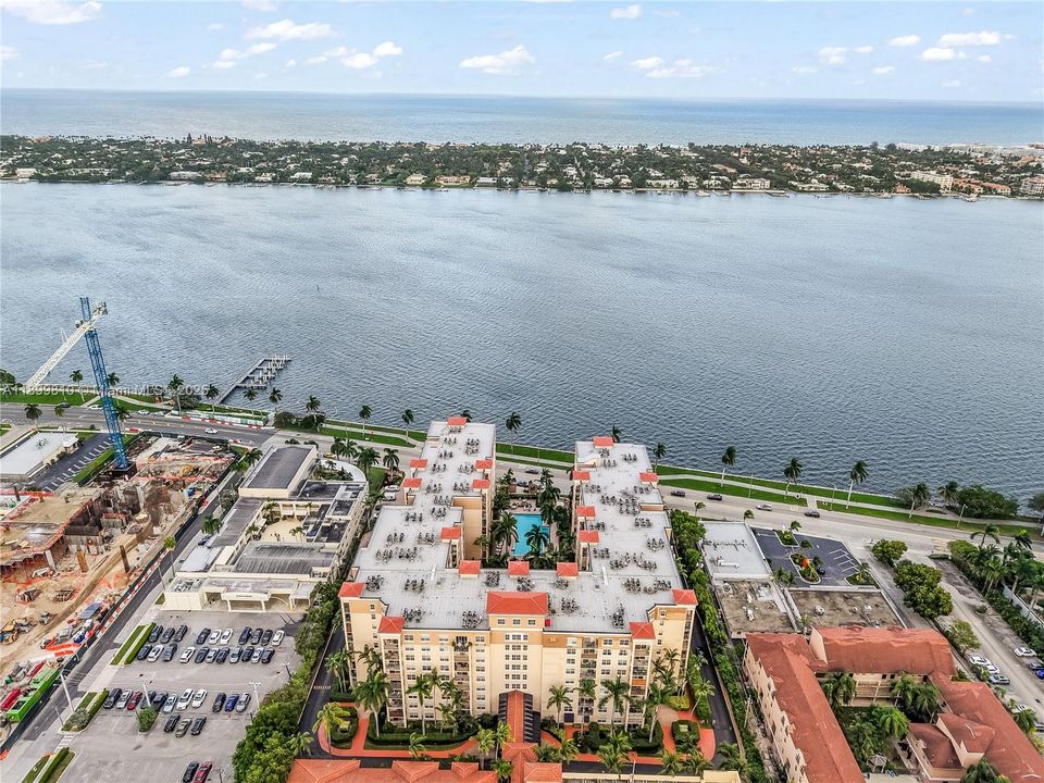 For Sale: $400,000 (2 beds, 2 baths, 1071 Square Feet)