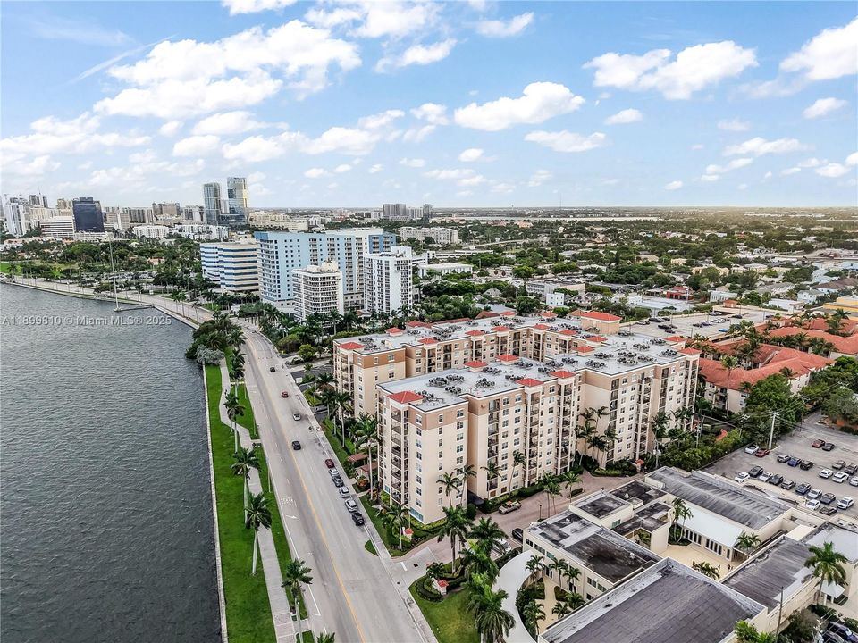 For Sale: $400,000 (2 beds, 2 baths, 1071 Square Feet)