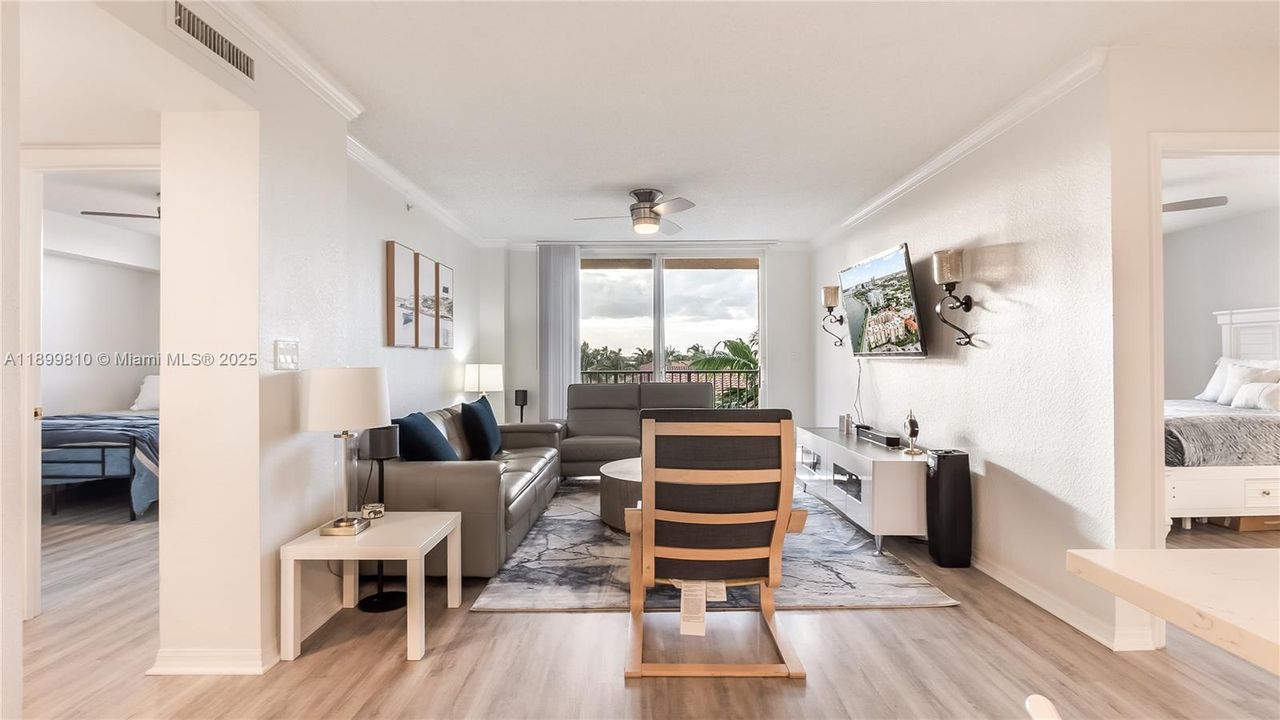 For Sale: $400,000 (2 beds, 2 baths, 1071 Square Feet)