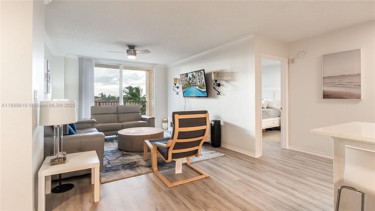 For Sale: $400,000 (2 beds, 2 baths, 1071 Square Feet)